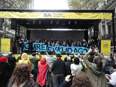 "Buenos Aires Celebra el País Vasco" jaialdiaren baitan hasi ziren dagoeneko Gure Esku Dagoren aldeko ekintzak Argentinako euskaldunen artean (argazkia EuskalKultura.com)